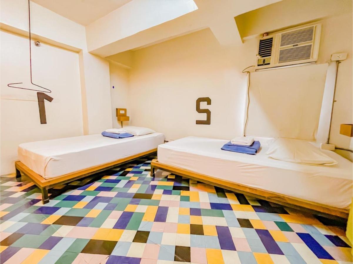 Oyo 866 Junction Hostels Manila Exterior photo